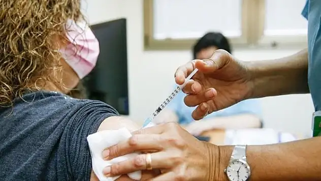 İsrail'de Kovid-19'a karşı toplu aşılama başladı