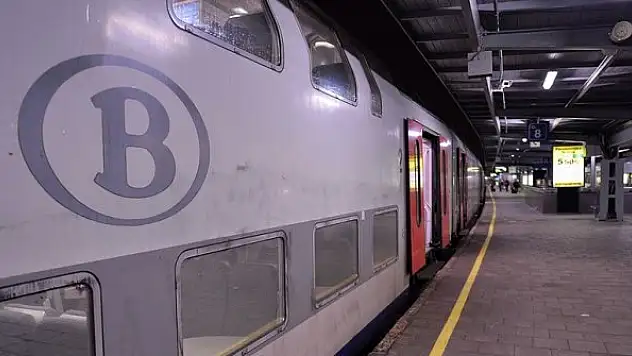 Belçika, İngiltere ile hava ve demir yolu ulaşımını durduruyor