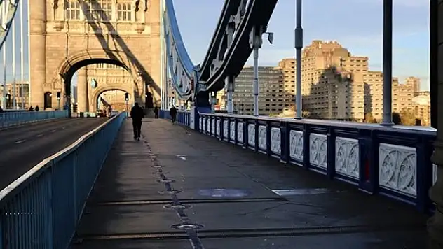 Dünya daha hızlı yayılan Kovid-19 türü nedeniyle İngiltere ile sınırları kapatmaya başladı