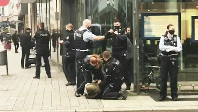 Alman polisinden başörtülü kadına işkence: Bebeğin ağlamasına aldırış etmediler