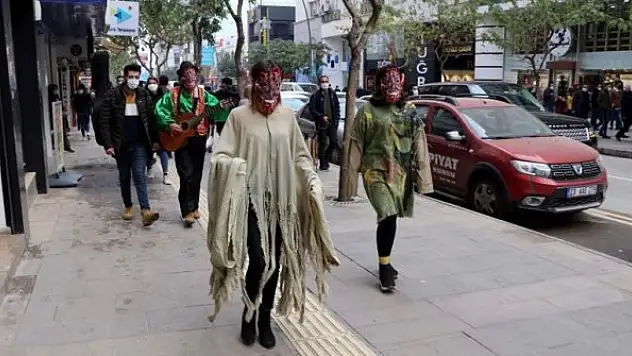 Tiyatrocular ilginç kostümleriyle Kovid-19'a dikkati çekiyor