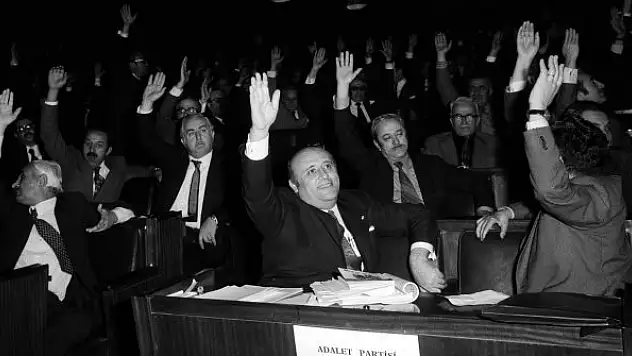 Süleyman Demirel Adalet Partisi ile siyasi tarihe giriş yapmıştı