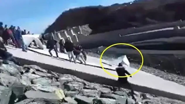 Arnavutluk'ta Türk bayrağının indirilmesini isteyen kişiye hapis cezası