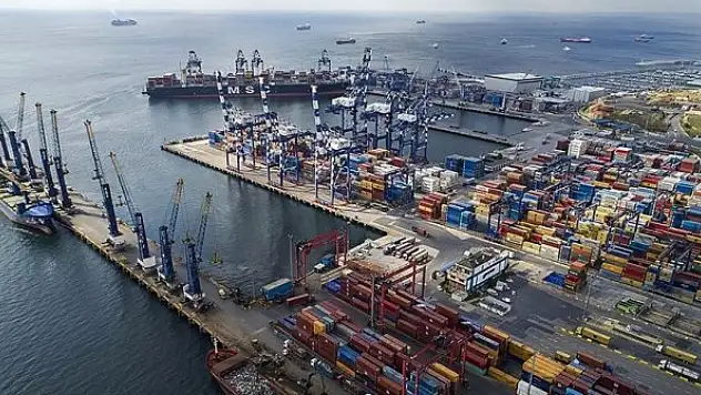 Kasımda ihracat yüzde 0,9 azaldı, ithalatı yüzde 15,9 arttı