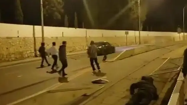 Aşırı sağcı İsrailliler, Filistinlilerin bulunduğu araca saldırdı