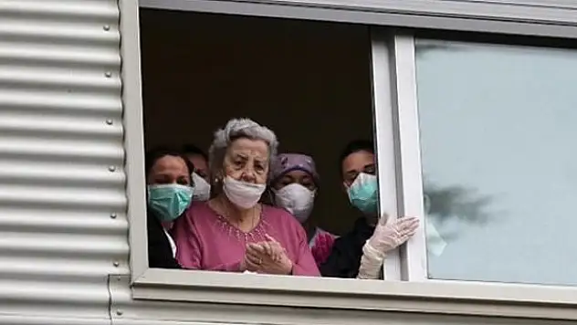 Tedavisi süren COVID-19 hastası sayısı 23 milyonu aştı