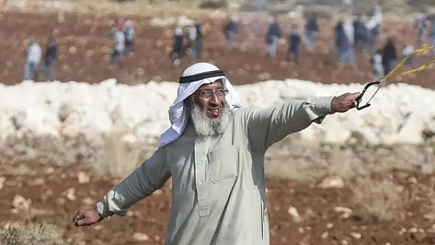 Filistin'in ihtiyar delikanlısı sapanıyla İsrail askerlerine karşı direniyor