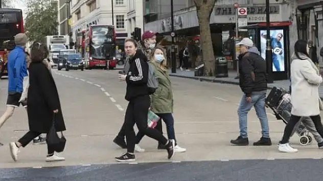 İngiltere'de günlük vaka sayısı ilk kez 60 bini geçti
