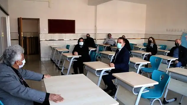 'Vefalı öğrenciler' 23 yıl önce mezun oldukları okullarını el birliğiyle güzelleştirdi