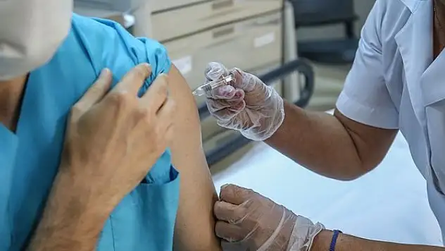 Hastanelerde yapılacak Kovid-19 aşı uygulamalarına yönelik tedbirler ve uygulama esasları belirlendi