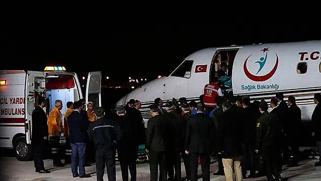 Yaralı askerler ambulans uçakla Ankara'ya getirildi