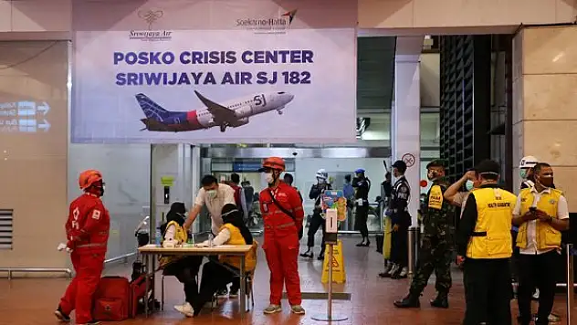 AA Endonezya'da düşen uçaktaki yolcuların yakınlarıyla görüştü