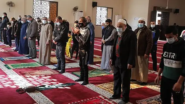Gazze'de bir aydan uzun süredir kapalı olan camiler yeniden ibadete açıldı