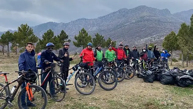 Seydişehirli bisikletçiler, piknik alanında çöp topladı