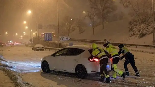 İspanya'da ulaşıma yoğun kar ve buzlanma engeli