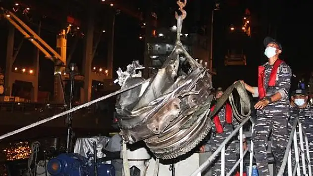 Endonezya'da düşen uçağın karakutusu aranıyor