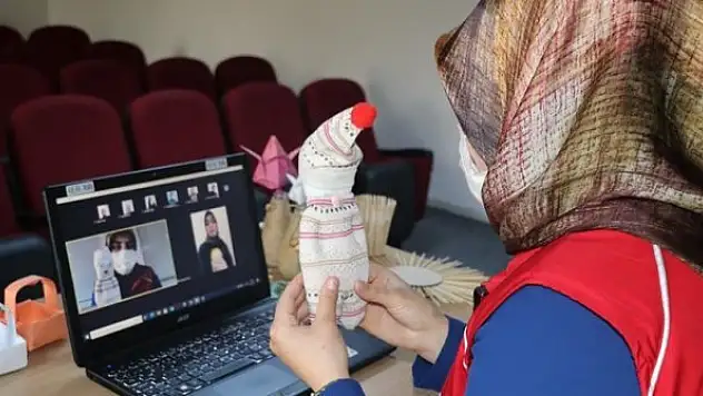 Gençler Kovid-19 nedeniyle işaret dili ve el sanatları gibi eğitimleri çevrim içi alıyor