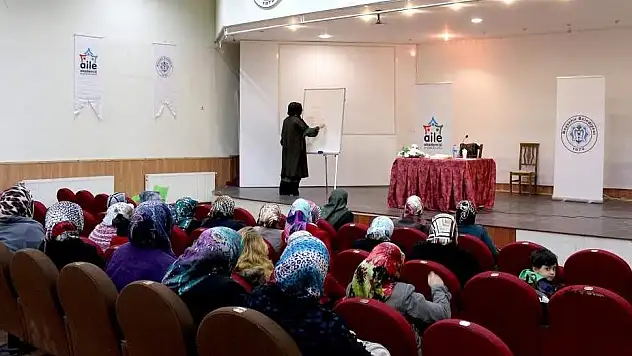 Beyşehir'de 'Kadın, aile ve toplum' konferansı