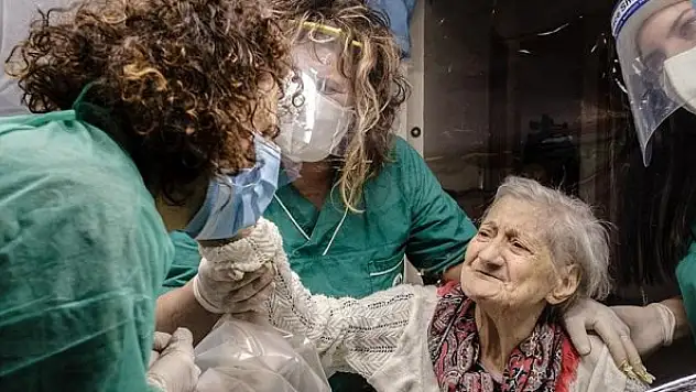 İtalya'da bakımevinde koronavirüse karşı 'Sarılma Odası' kuruldu