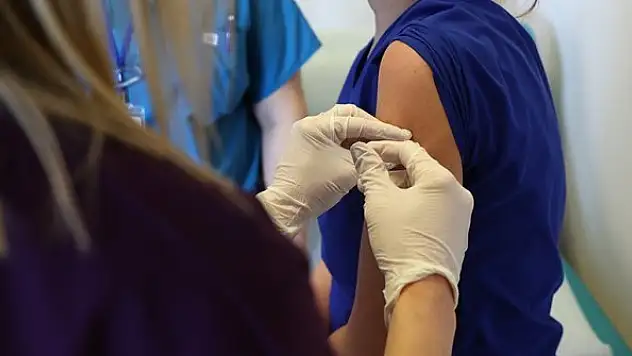 Sağlık Bakanlığı Kovid-19 aşısının yan etkilerine karşı bilgilendirdi