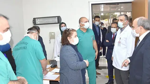 Koç, aşı uygulama  odalarını inceledi