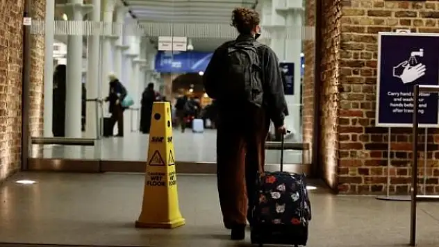 İngiltere'ye gelecek yolculara 10 günlük karantina uygulanacak