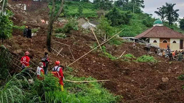 Endonezya'da heyelan felaketi: Ölü sayısı 25 oldu