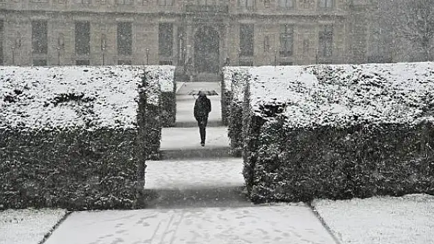 Fransa'da kar 'turuncu alarm' verdirdi