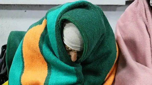 İzmir'de dondurucu soğukta geceyi banklarda geçiren vatandaşlar yardım bekliyor