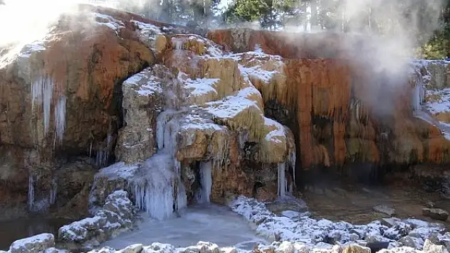 Afyonkarahisar'da 'Şifa Şelalesi'nin donmasıyla kartpostallık görüntü ortaya çıktı