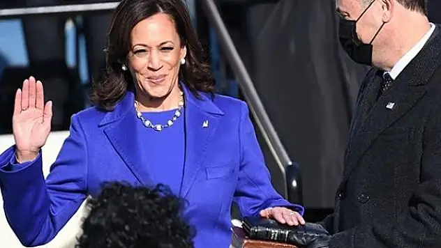 ABD'nin ilk kadın başkan yardımcısı Kamala Harris göreve başladı