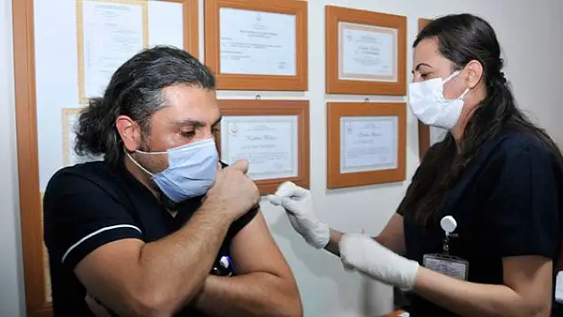 Selçuk Tıp'ta 2 bin 180 sağlık çalışanı aşı oldu