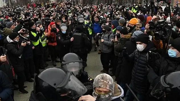 Rusya'da sokaklar karıştı: En az 360 gözaltı