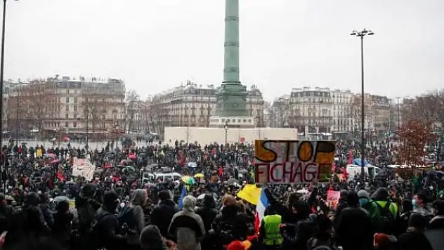 Fransa'da hükümet protesto edildi