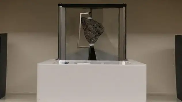 Biden istedi, NASA ödünç verdi: 3,9 milyar yıllık Ay taşı, Oval Ofis'te