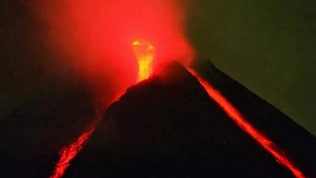 Merapi Yanardağı'nda son 6 saatte 22 patlama