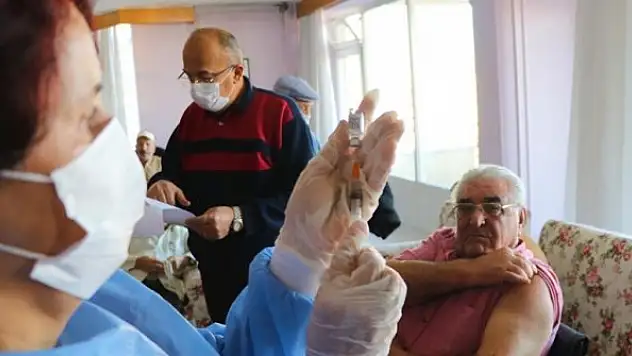 75 yaş üzerindekilerin Kovid-19 aşılaması bugünden itibaren sağlık kuruluşlarında başlıyor