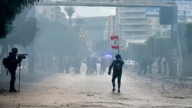 Lübnan'da devam eden gösterilerde 100'den fazla kişi yaralandı