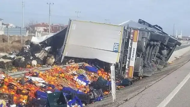 Konya'da meyve ve sebze yüklü tır devrildi