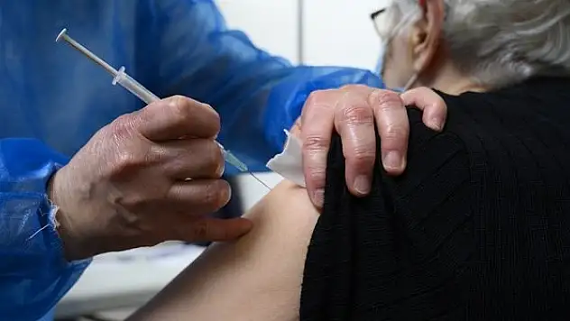 AB yaza kadar Avrupa nüfusunun yüzde 70'ini aşılama hedefini koruyor