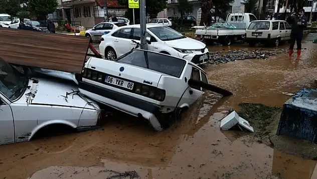 İzmir'de şiddetli yağışın yol açtığı zarar büyüyor