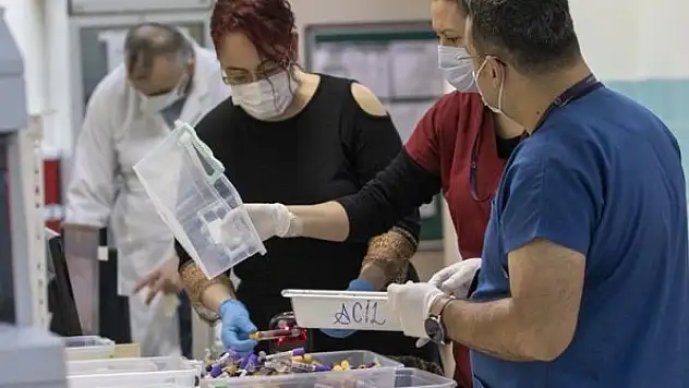 Kovid-19 laboratuvarında virüsün tespiti için zamanla yarışıyorlar