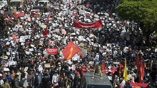 Myanmar'da bazı kentlerde sıkıyönetim ilan edildi