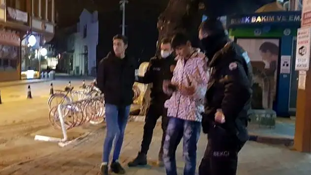 Kısıtlamayı ihlal eden şahısların üzerinden uyuşturucu çıktı