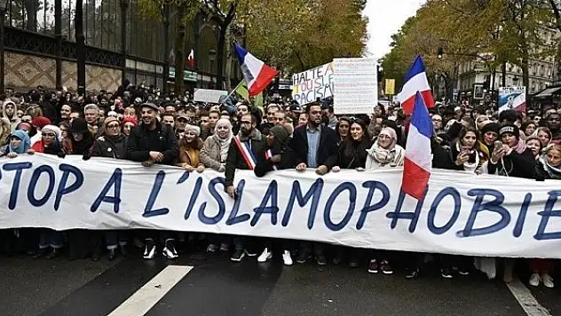 'Fransa İslamı Prensipler Tüzüğü'nü imzalamayan Müslüman STK'ler baskı altında