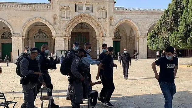 Onlarca fanatik Yahudi Mescid-i Aksa'ya baskın düzenledi