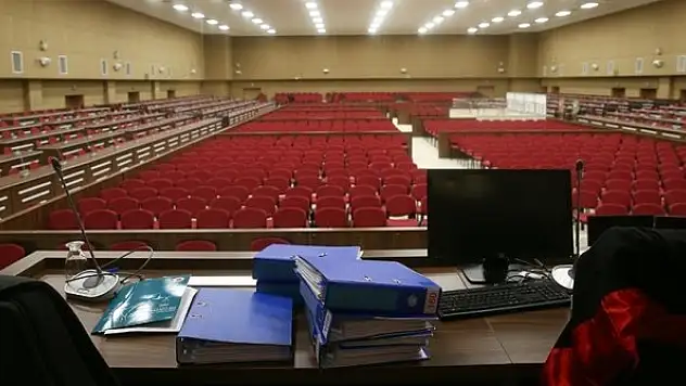 Rütbesini FETÖ elebaşının taktığı generalin apoletleri söküldü