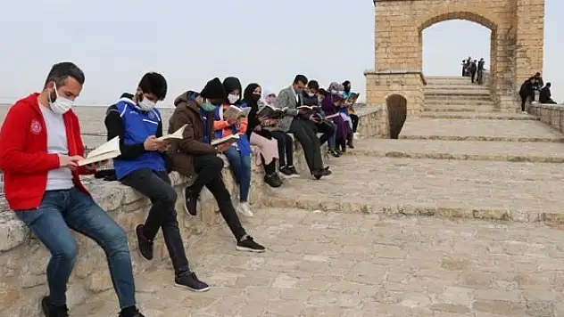 Batman'da Malabadi Köprüsü'nde kitap okuma etkinliği yapıldı