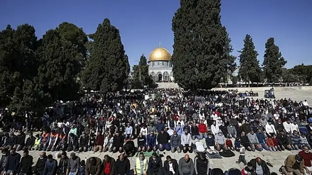 Filistinliler koronavirüs karantinasından sonraki ilk cumada Mescid-i Aksa'ya akın etti