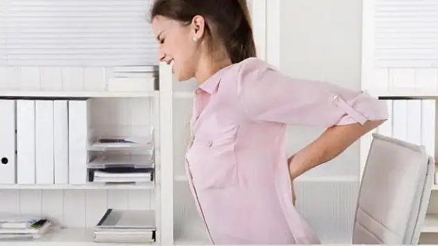 Uzun süre oturmak omurgaya zarar veriyor